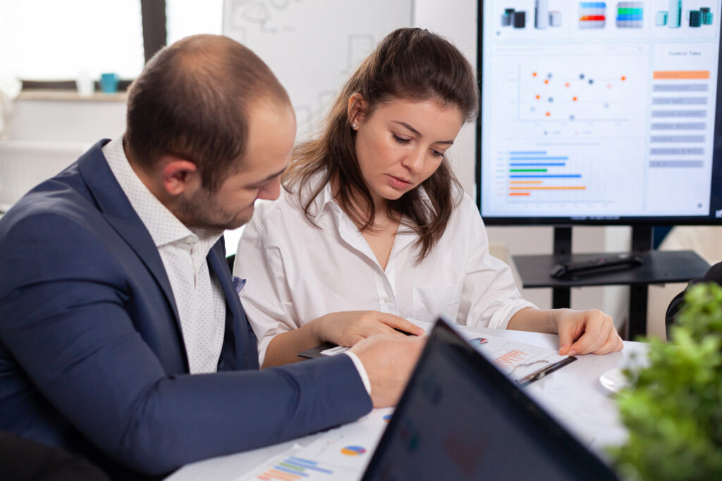 Consultor analisando dados para diagnóstico empresarial