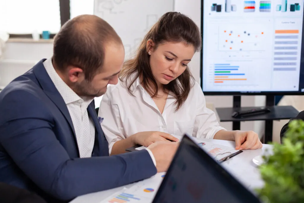 Consultor analisando dados para diagnóstico empresarial