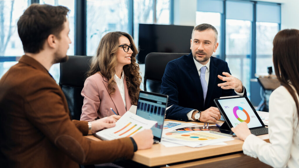 consultor empresarial discutindo ações de implementação com a equipe em reunião