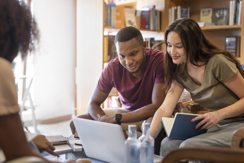  Liderança natural e liderança treinada: diferentes formas de liderar equipes.