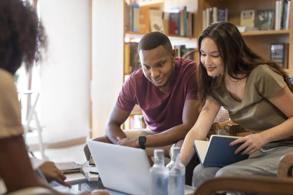  Liderança natural e liderança treinada: diferentes formas de liderar equipes.