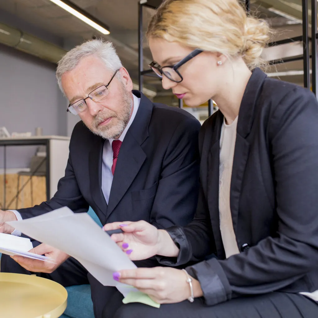 Liderança espontânea e liderança planejada: estilos complementares no ambiente de trabalho.