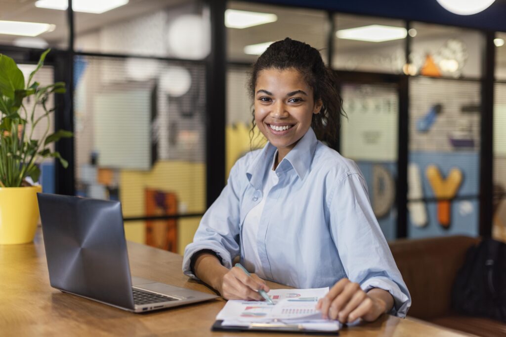 Imagem de profissional sorrindo após entregar uma tarefa mesmo sem ter revisado mil vezes.
Superando o perfeccionismo para alcançar produtividade no ambiente de trabalho.
produtividade e perfeccionismo