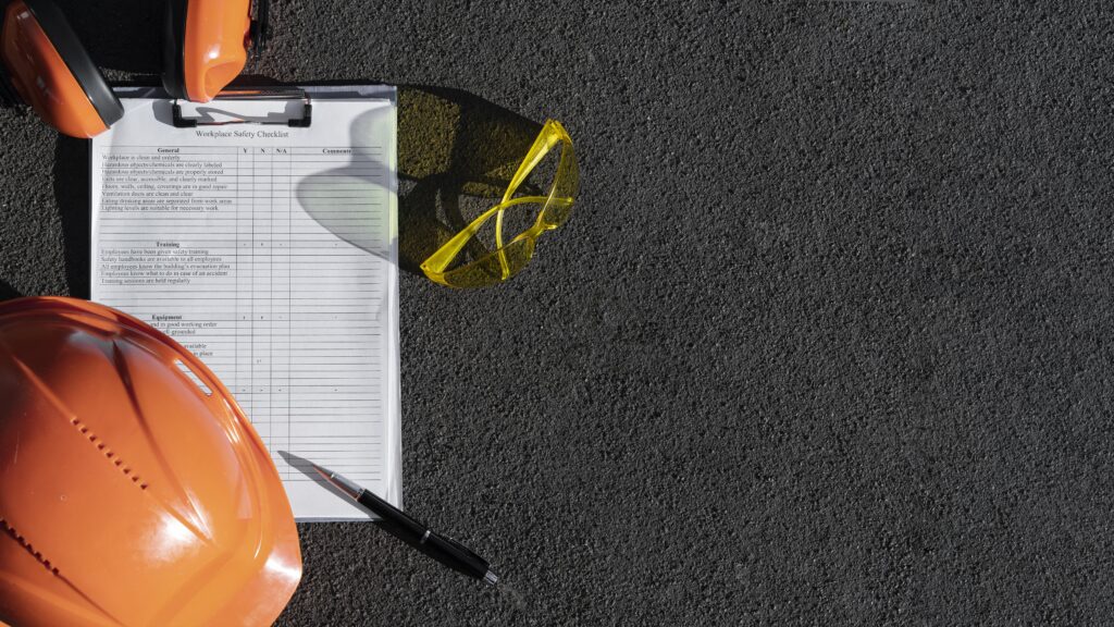 Equipamentos de segurança do trabalho com checklist de inspeção, representando gestão de riscos ocupacionais e avaliação psicossocial com HSE-IT